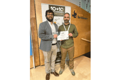 Jorge Romero, responsable de Medioambiente de Iberdrola Renovables, y Leandro Meléndez, propietario de Fungi Natur, han recogido esta mañana el reconocimiento a la planta Revilla Vallejera de Iberdrola