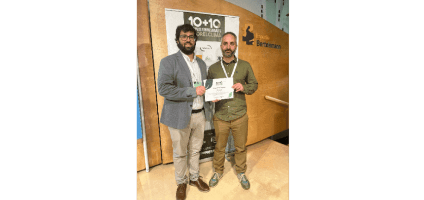 Jorge Romero, responsable de Medioambiente de Iberdrola Renovables, y Leandro Meléndez, propietario de Fungi Natur, han recogido esta mañana el reconocimiento a la planta Revilla Vallejera de Iberdrola