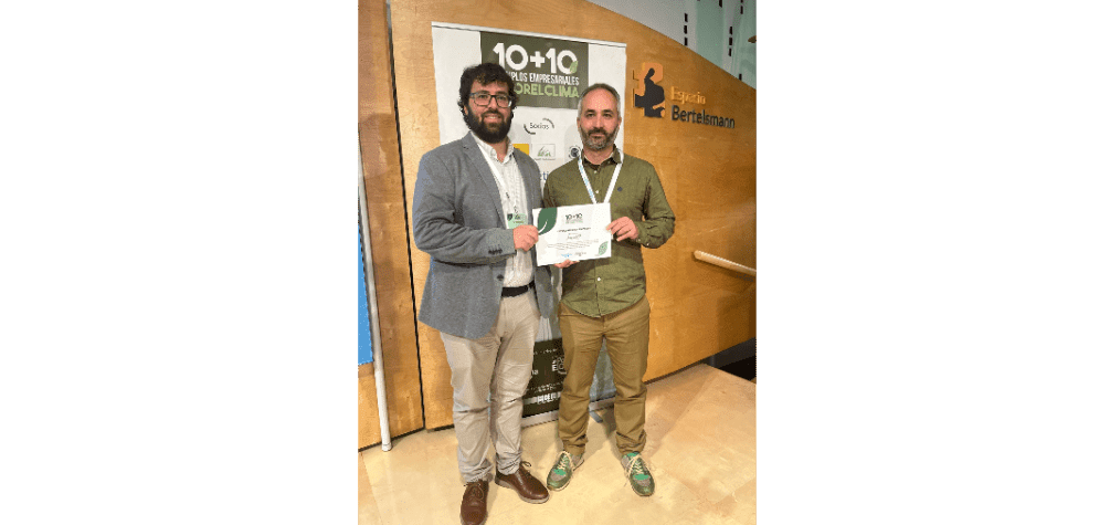 Jorge Romero, responsable de Medioambiente de Iberdrola Renovables, y Leandro Meléndez, propietario de Fungi Natur, han recogido esta mañana el reconocimiento a la planta Revilla Vallejera de Iberdrola