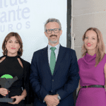 Elena Turrión, consejera ejecutiva de la entidad, recoge el premio L’Estimat del Colegio de Mediadores de Seguros de Valencia