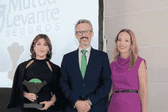 Elena Turrión, consejera ejecutiva de la entidad, recoge el premio L’Estimat del Colegio de Mediadores de Seguros de Valencia