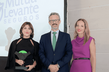 Elena Turrión, consejera ejecutiva de la entidad, recoge el premio L’Estimat del Colegio de Mediadores de Seguros de Valencia