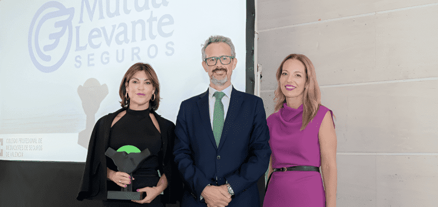 Elena Turrión, consejera ejecutiva de la entidad, recoge el premio L’Estimat del Colegio de Mediadores de Seguros de Valencia