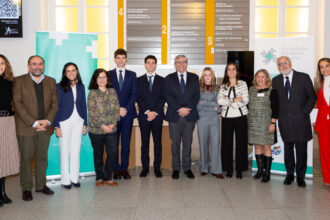 Equipo ganador de Universidad Pontificia Comillas, apoyados por el equipo de la Fundación Pro Bono España