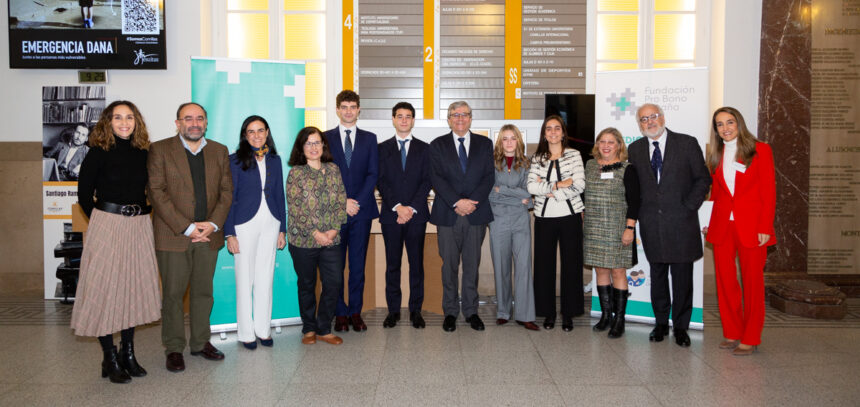 Equipo ganador de Universidad Pontificia Comillas, apoyados por el equipo de la Fundación Pro Bono España