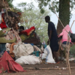 Grupo de personas que huyen de Sudán a Sudán del Sur