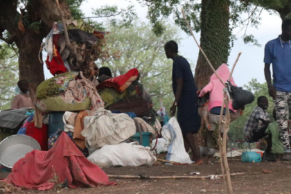 Grupo de personas que huyen de Sudán a Sudán del Sur