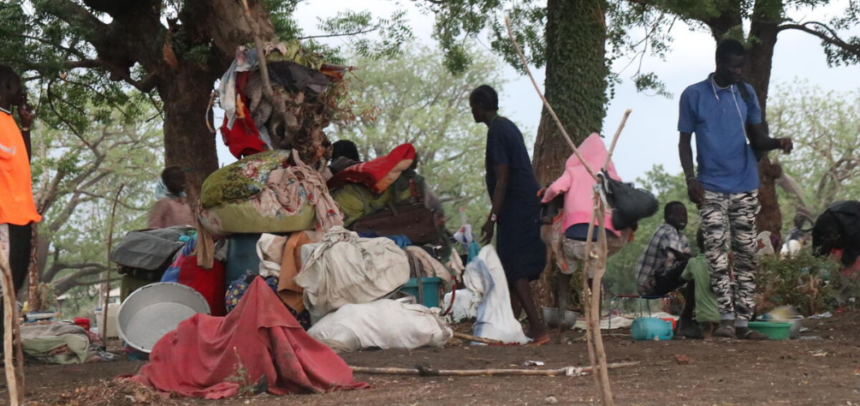 Grupo de personas que huyen de Sudán a Sudán del Sur