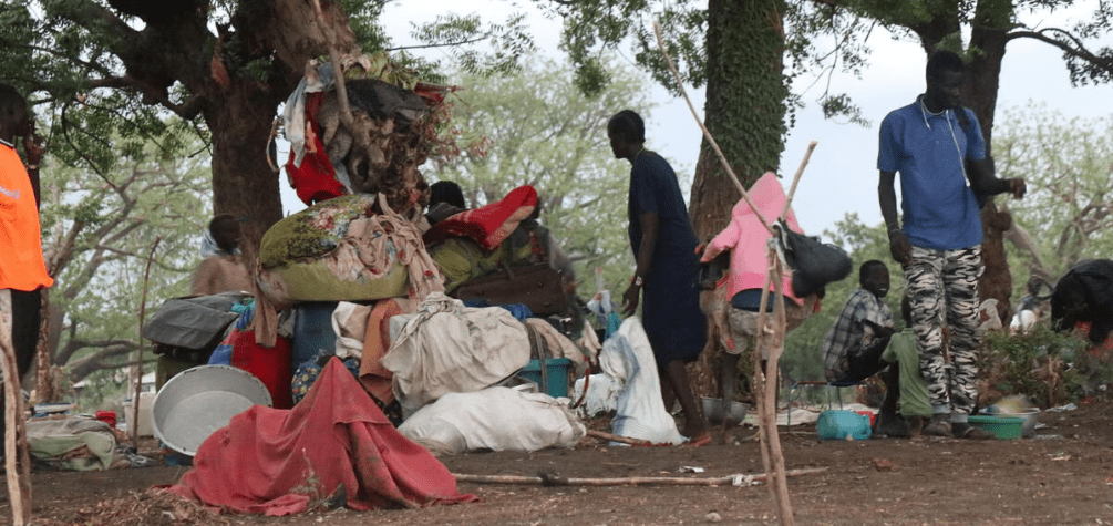 Grupo de personas que huyen de Sudán a Sudán del Sur