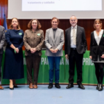 Foto institucional de los ponentes junto a la Ministra de Sanidad Mónica García