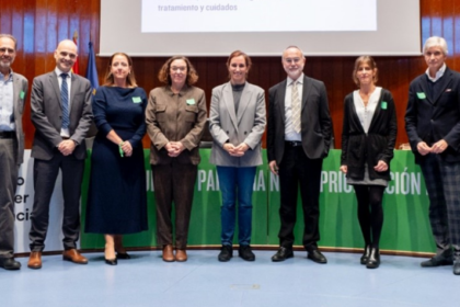 Foto institucional de los ponentes junto a la Ministra de Sanidad Mónica García