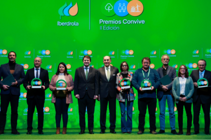 Mañueco y Galán con los ganadores de los Premios Convive