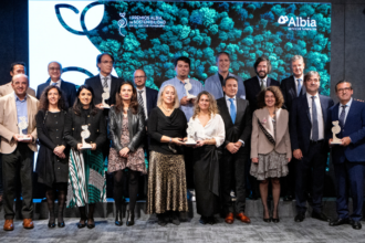 Foto grupal con todos los ganadores y ganadoras del I Premio Albia