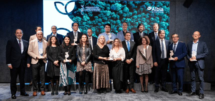 Foto grupal con todos los ganadores y ganadoras del I Premio Albia