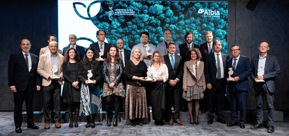 Foto grupal con todos los ganadores y ganadoras del I Premio Albia