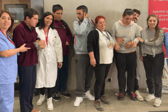 Esta actividad, guiada por el equipo de enfermería, comienza con la recepción en el hospital de un grupo de pacientes a los que acompañan