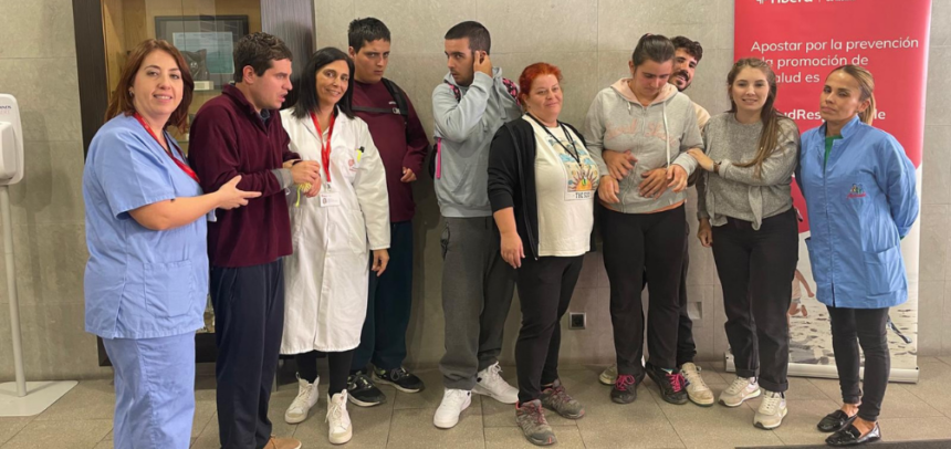 Esta actividad, guiada por el equipo de enfermería, comienza con la recepción en el hospital de un grupo de pacientes a los que acompañan