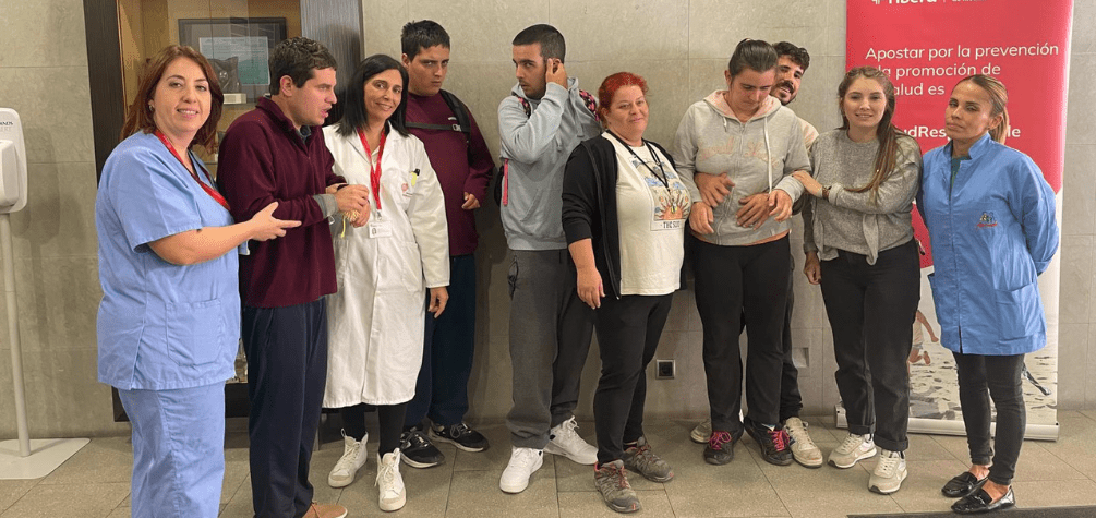 Esta actividad, guiada por el equipo de enfermería, comienza con la recepción en el hospital de un grupo de pacientes a los que acompañan