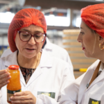 Guadalupe Gómez (izq), directora de la fábrica, junto con María Guardiola, presidenta de la Junta de Extremadura (dcha)