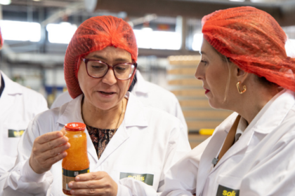 Guadalupe Gómez (izq), directora de la fábrica, junto con María Guardiola, presidenta de la Junta de Extremadura (dcha)