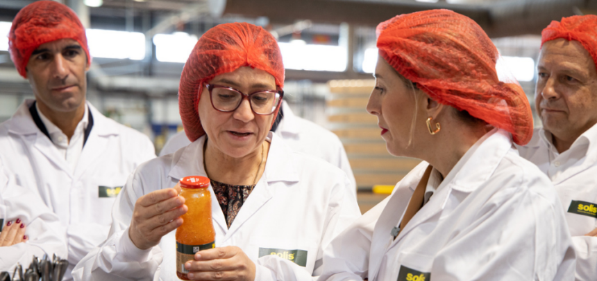 Guadalupe Gómez (izq), directora de la fábrica, junto con María Guardiola, presidenta de la Junta de Extremadura (dcha)