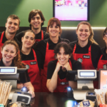 Foto grupal de los trabajadores que forman parte del nuevo local en Valencia