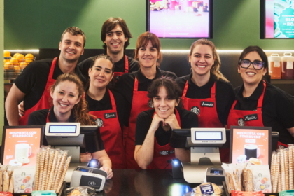 Foto grupal de los trabajadores que forman parte del nuevo local en Valencia