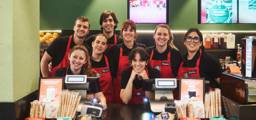 Foto grupal de los trabajadores que forman parte del nuevo local en Valencia