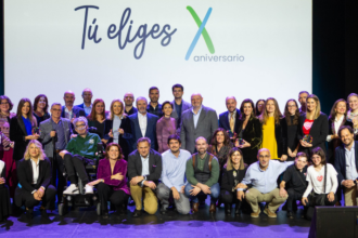 Foto grupal con todos los proyectos ganadores del programa 'Tú Eliges'