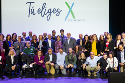 Foto grupal con todos los proyectos ganadores del programa 'Tú Eliges'