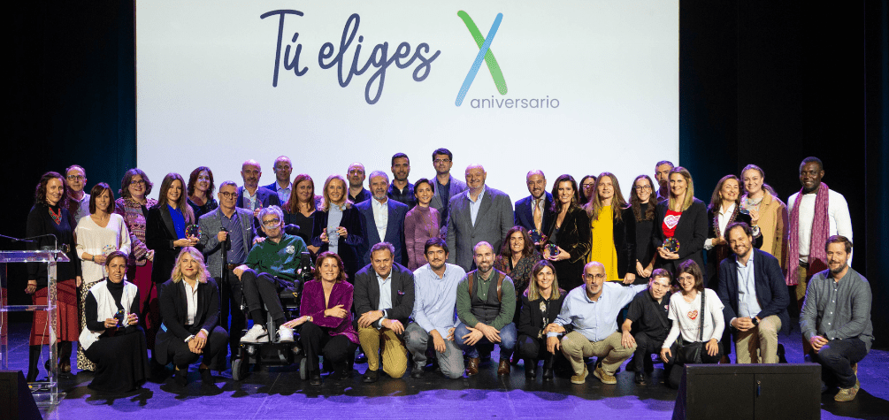 Foto grupal con todos los proyectos ganadores del programa 'Tú Eliges'
