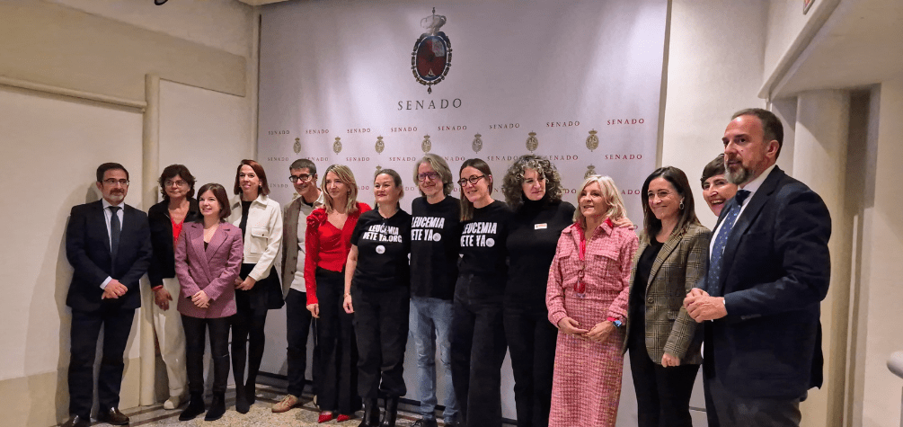 Fundación Unoentrecienmil con miembros de todos los grupos políticos, entre ellos miembros de Grupo Popular y Grupo Socialista. De izquierda a derecha Carlos Boné (Grupo Popular), Sara Bailac (Esquerra Republicana), Paula Somalo (Grupo Socialista), Francesc Xavier Tencosta (Junts per Catalunya), Alicia García Rodríguez (Grupo Popular), Gemma Ortiz (UECM), José Carnero (UECM), Elena Huarte (UECM), Lourdes Amayas (UECM), María del Mar Caballero (UPN), Idurre Bideguren (EH Bildu), María Dolores Etxano (PNV) y Bienvenido de Arriba (Grupo Popular)