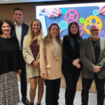 Foto de familia, de Izquierda a Derecha:Iris Roldán, Nuria Rodríguez, Sebastián Cebrián, Gloria Marti, Lissette Horta, Pilar Codina, José María Batalla, Carlos Arango y Miriam Porres.