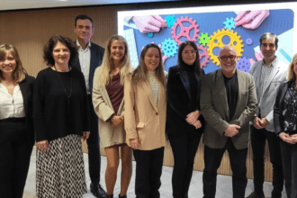 Foto de familia, de Izquierda a Derecha:Iris Roldán, Nuria Rodríguez, Sebastián Cebrián, Gloria Marti, Lissette Horta, Pilar Codina, José María Batalla, Carlos Arango y Miriam Porres.