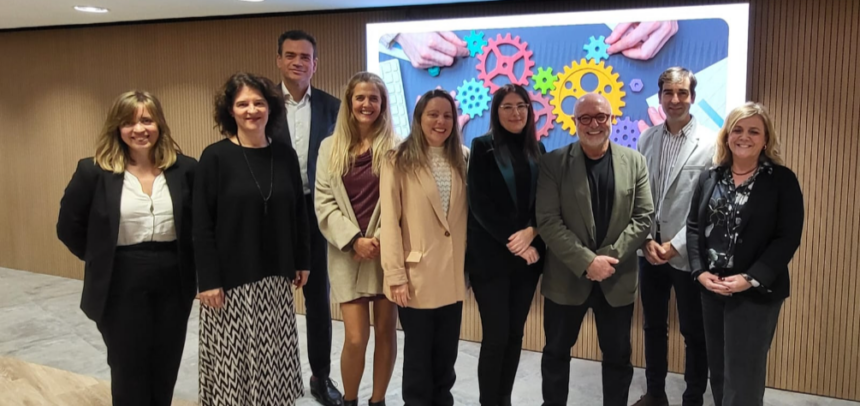 Foto de familia, de Izquierda a Derecha:Iris Roldán, Nuria Rodríguez, Sebastián Cebrián, Gloria Marti, Lissette Horta, Pilar Codina, José María Batalla, Carlos Arango y Miriam Porres.