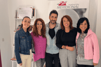 Representantes de BabyDespensa y la Fundación SACYR durante su visita al local de Vallecas