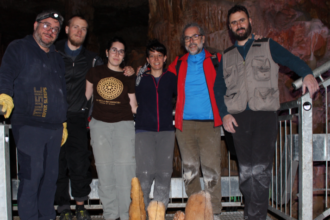 Investigadores en la Cueva de los Franceses