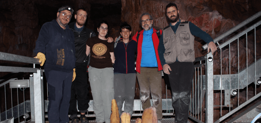 Investigadores en la Cueva de los Franceses