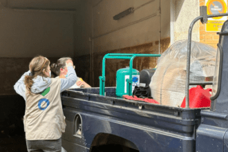 Personas con mascarilla trabajando en Valencia