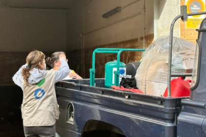 Personas con mascarilla trabajando en Valencia