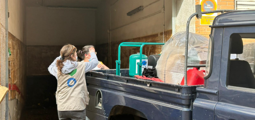 Personas con mascarilla trabajando en Valencia