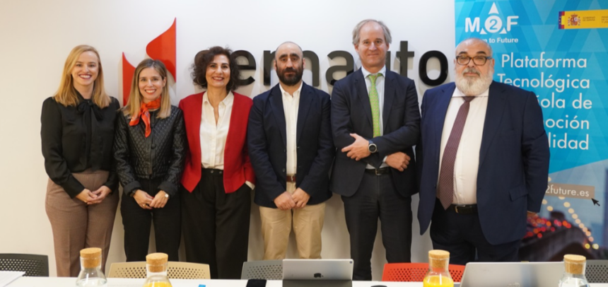 Carolina López, gerente de Comunicación y Sostenibilidad de SERNAUTO; Cecilia Medina, gerente de Innovación y Talento de SERNAUTO y coordinadora de Plataforma Move to Future; Amaya Arteche, responsable de Estrategia en Economía Circular de Tecnalia; Jon García Barruetabeña, director del Máster Universitario en Diseño y Fabricación de Deusto; Jon Ezkerra, coordinador de Proyectos de I+D de CIE Automotive; y José Esmorís, director I+D+i de CIE Automotive