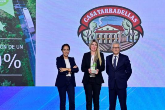 Anna Serrabasa, directora operaciones logísticas de Casa Tarradellas, recoge la estrella Lean & Green