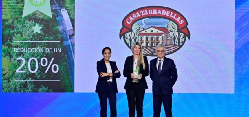 Anna Serrabasa, directora operaciones logísticas de Casa Tarradellas, recoge la estrella Lean & Green