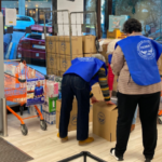 Voluntarios de la Federación Española de Bancos de Alimentos (FESBAL) trabajan en la organización de productos en una tienda Gadis durante "La Gran Recogida"