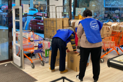 Voluntarios de la Federación Española de Bancos de Alimentos (FESBAL) trabajan en la organización de productos en una tienda Gadis durante "La Gran Recogida"