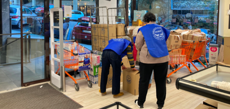 Voluntarios de la Federación Española de Bancos de Alimentos (FESBAL) trabajan en la organización de productos en una tienda Gadis durante "La Gran Recogida"