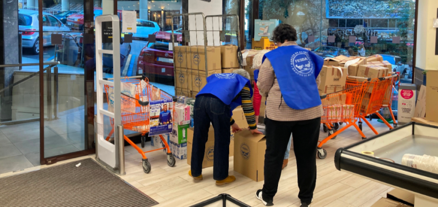 Voluntarios de la Federación Española de Bancos de Alimentos (FESBAL) trabajan en la organización de productos en una tienda Gadis durante "La Gran Recogida"