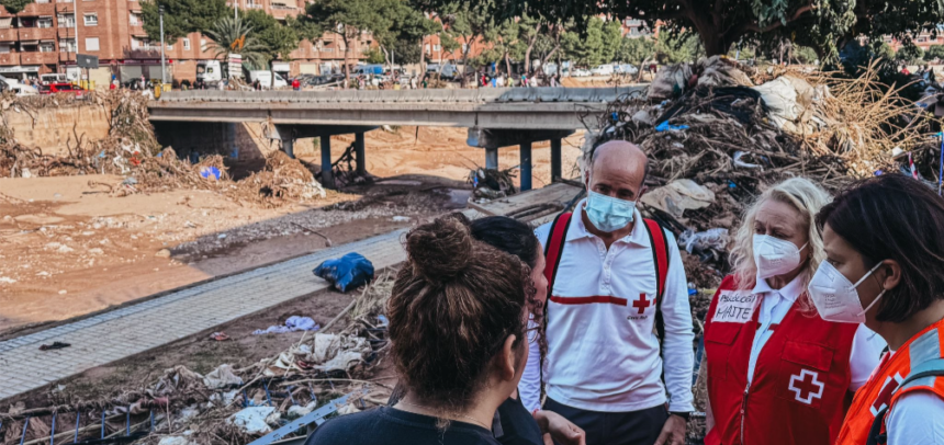 Desde el inicio de la emergencia, Cruz Roja colabora y trabaja de manera coordinada con el resto de intervinientes