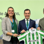 Juan Manuel Moreno Bonilla, presidente de la Junta de Andalucía, Rafael Muela, presidente de la Fundación Real Betis y una integrante de la misma